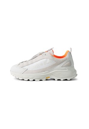 Hellgrauer Sportschuh mit dicker Vibram-Sohle, orangefarbenem Innenfutter und "FIRE+ICE"-Markierung an der Seite.