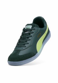 Roheline, struktureeritud nahast spordijalanõud, millel on sametised aktsendid, lubjaroheline küljestriip, paeltega disain ja poolläbipaistev tald. Puma logo on selgelt nähtav.
