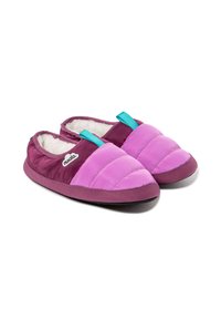 Zapatillas acolchadas en púrpura y rosa con un suave forro, punta redondeada y pestañas de acento turquesa. Presentan una superficie texturizada y una suela duradera.