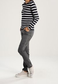 More & More Sweter