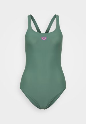 Costum de baie întreg verde cu bretele încrucișate pe umeri, având un mic logo roz "arena" pe piept.