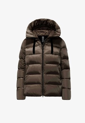 Giacca a vento marrone con cappuccio, caratterizzata da una chiusura con zip e cordini neri. Realizzata in materiale lucido e imbottito con sezioni trapuntate.