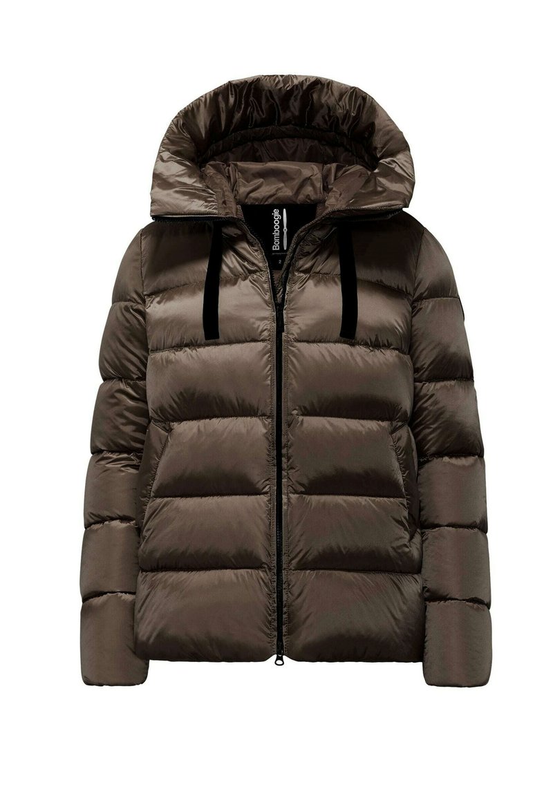 Giacca a vento marrone con cappuccio, caratterizzata da una chiusura con zip e cordini neri. Realizzata in materiale lucido e imbottito con sezioni trapuntate.