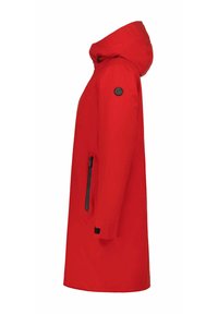 Manteau imperméable rouge avec capuche, silhouette longue, poche zippée sur le côté et accents noirs aux poignets et au logo. Texture lisse, sans motif visible.