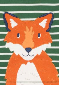 Kinderhemd mit einer applizierten orangefarbenen Füchsin auf grün-weiß gestreiftem Stoff. Das Design umfasst gestickte Details und kontrastierende Farben der Ohren.