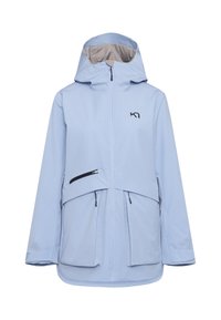 Hellblaue wasserdichte Jacke mit Kapuze, Vorderreißverschluss, zwei großen Taschen und einem dezenten schwarzen Logo auf der Brust. Glatte Textur und Design.