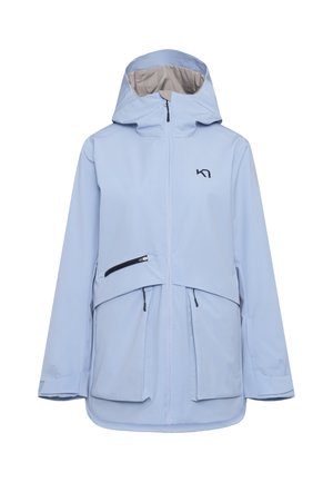 Hellblaue wasserdichte Jacke mit Kapuze, Vorderreißverschluss, zwei großen Taschen und einem dezenten schwarzen Logo auf der Brust. Glatte Textur und Design.