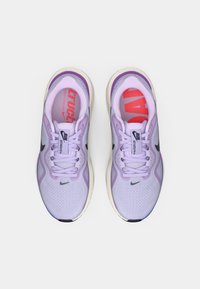 Αθλητικά παπούτσια μωβ με πλέγμα, μαύρες λεπτομέρειες και λευκή σόλα. Διαθέτουν κορδόνια και επενδυμένη γλώσσα για άνεση. Κόκκινο λογότυπο στις σόλες.