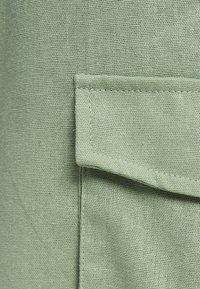 CALLI MILEA  - Kapsáče - sage green