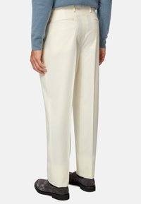 Boggi Milano Nohavice chinos - cream