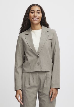 Zkrácený šedý blazer se dvěma knoflíky, s výstřihy a bočními detaily. Spárován s odpovídajícími skladovanými kalhotami. Texturovaná tkanina.