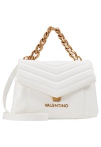 Vit läderhandväska med kviltat chevronmönster, guld kedjehandtag och lockstängning med "Valentino"-logotypen i guld.