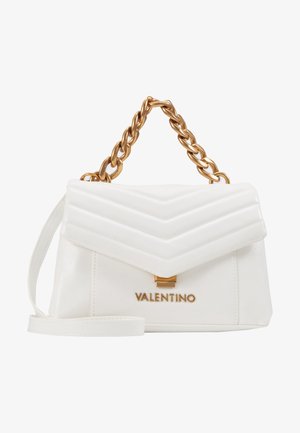 Bílá kožená kabelka s prošívaným chevron vzorem, zlatým řetězovým uchem a klopovým zapínáním s logem "Valentino" ve zlaté barvě.