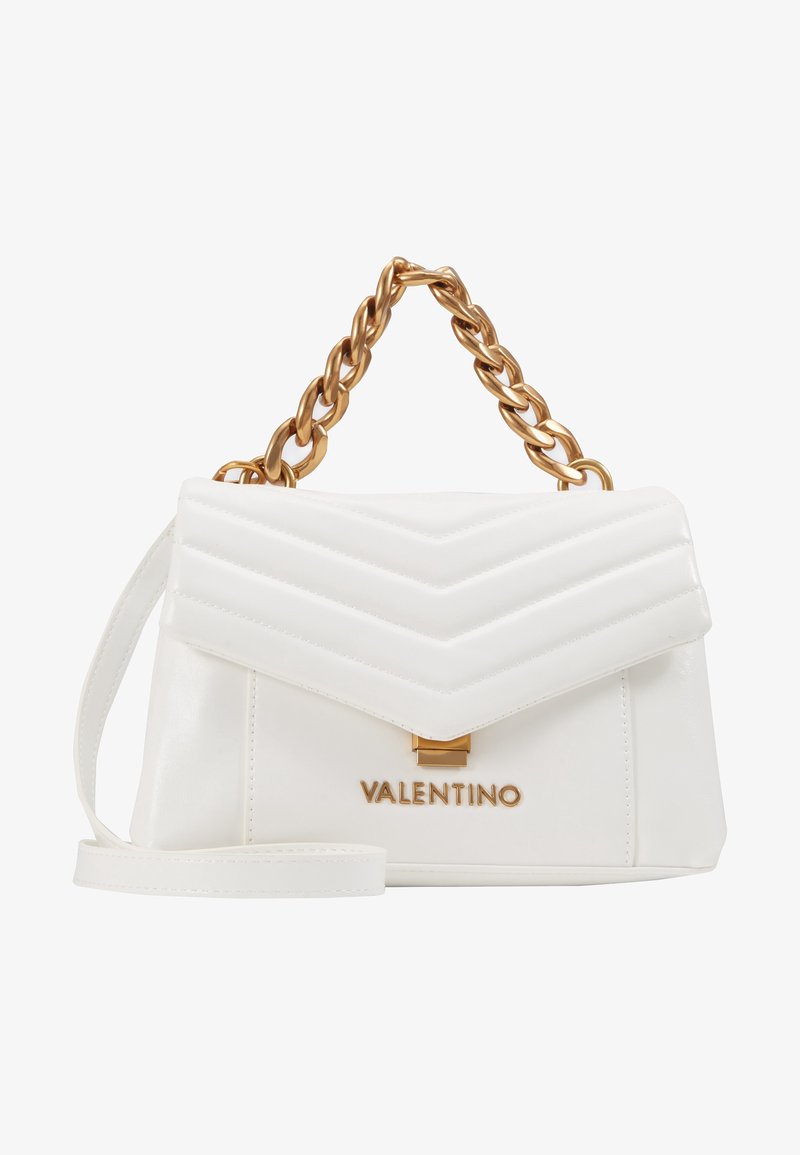 Vit läderhandväska med kviltat chevronmönster, guld kedjehandtag och lockstängning med "Valentino"-logotypen i guld.