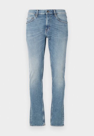 Lichtblauwe denim jeans met een rechte pijp, voorzien van vijf zakken, riemlussen en contrasterende stiksels. Vervaagde gebieden bij de dijen.