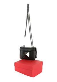 Schwarze Lederschultertasche mit silberner Kettenriemen und dreieckigem Metall-Detail, präsentiert über einer roten Markenbox.