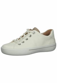 Sneaker bianca in pelle con punta arrotondata, superiore testurizzato, sei occhielli metallici e lacci piatti. Presenta un interno di un beige chiaro a contrasto.