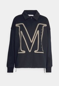 Felpa nera con zip, caratterizzata da un grande logo metallico "M" in oro. Presenta un colletto, una vestibilità comoda e polsini elastici sulle maniche.