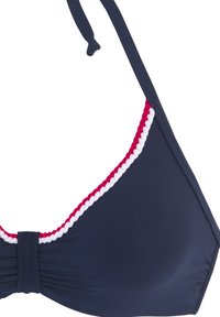 Námornícky bikini top s trojuholníkovým dizajnom, so zhrnutým stredom a kontrastným červenobielym opletením pozdĺž okrajov.