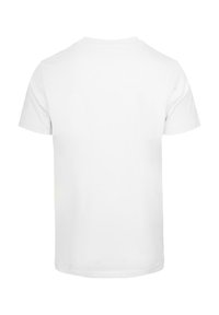Bílý krátký rukáv tričko vyrobené z bavlny. Má kulatý výstřih a rovný lem. Hladká struktura, žádné viditelné vzory ani grafika.