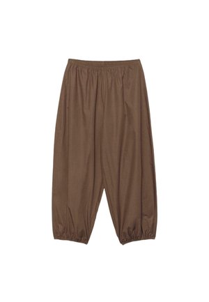 Voľné hnedé nohavice s elastickým pásom a elastickými manžetami na členkoch, vyrobené z ľahkej látky.