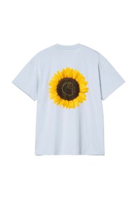 Camiseta de algodón azul claro con un gran gráfico de girasol en la parte posterior. Diseño de mangas cortas y cuello redondo.