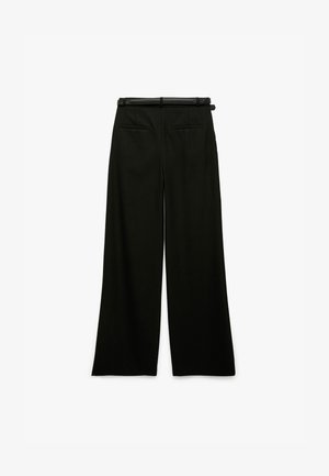 Schwarze weite Hosen mit glatter Textur, ausgestattet mit einem Gürtel, zwei Gesäßtaschen und einem elastischen Bund.