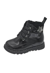 Botín de charol negro con cordones de tela, acento de estrella, parte superior texturizada y suela de goma con borde cosido.