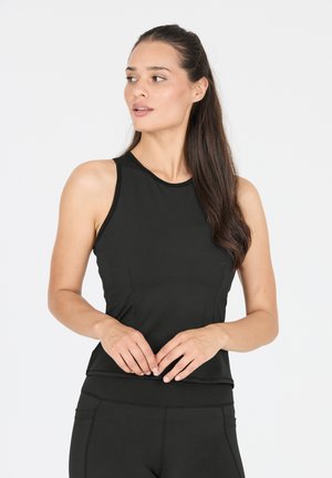 Zwarte mouwloze sporttop met een gladde textuur, aansluitend ontwerp, hoge halslijn en minimale stiksels. Draagt bijpassende high-waisted leggings.