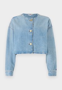 Korte denimjas in lichtblauw. Bevat drie gouden knopen, lange mouwen en een ronde halslijn. Verweerde zoom en zachte textuur.