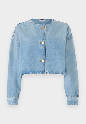 Chaqueta de mezclilla recortada en azul claro. Presenta tres botones dorados, mangas largas y un cuello redondo. Bajo desflecado y textura suave.