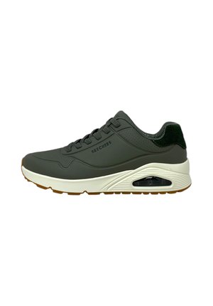 Zapatilla deportiva de un verde oscuro con parte superior lisa, suela acolchada, detalle de bolsillo de aire y suela de goma. Presenta acentos perforados y cordones.