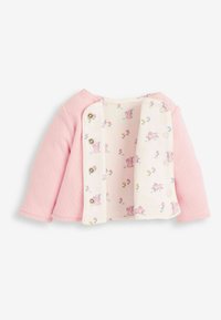 Lyserød quiltet babysweater med lange ærmer. Indvendigt har den et blomster- og kaninprint, som lukkes med trykknapper foran.