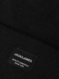 Czarna dzianinowa czapka beanie z teksturowaną powierzchnią. Posiada prostokątną metkę z tkaniny z napisem "JACK & JONES" oraz "QUALITY ESSENTIALS SINCE 1990."