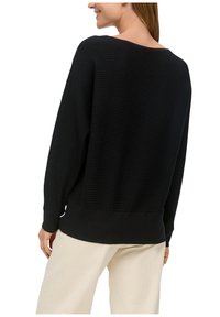 Schwarzer gerippter Strickpullover mit weitem Ausschnitt, abgesenkten Schultern und lockerer Passform. Verfügt über einen festen Saum und Bündchen.