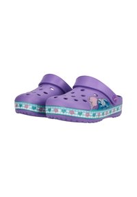 Lila Clogs mit Belüftungsöffnungen, ausgestattet mit einem dekorativen Band mit Muschel- und Herzmustern sowie einem seitlichen Designelement.