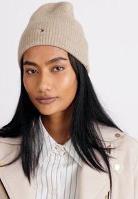 Tommy Hilfiger ESSENTIAL FLAG FUZZY   - Berretto - beige