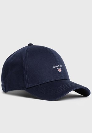 Navyblaues Baseballcap mit gebogenem Schirm, mit GANT-Logo und kleinem Schild-Emblem auf dem vorderen Mittelpanel.