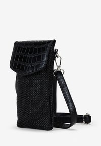 Bolso bandolera negro con textura trenzada y acentos lisos y brillantes. Presenta un cierre con solapa, correa ajustable y herrajes de metal.