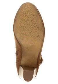 Suela de zapato de ante marrón con un patrón texturizado de pequeños corazones. Tacón en marrón claro con un acabado liso. Tamaño marcado como 37.