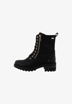 Stivale nero alla caviglia con lacci frontali, accessori in oro, chiusura con zip, parte superiore texture e suola robusta. Accentua un logo distintivo sul lato.
