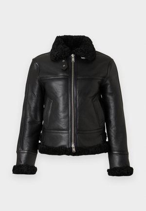 Giubbotto di pelle nera con colletto e polsini in shearling nero peloso, chiusura con zip e pannelli frontali. Dotato di due tasche laterali.