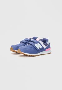 Une paire de baskets bleues pour enfants avec des accents blancs et roses, dotées de bandes Velcro et de semelles brunies texturées sur un fond uni.