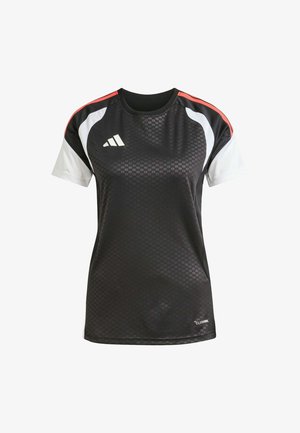 Crna sportska majica kratkih bijelih rukava s crvenim detaljima. Tkanina teksture s geometrijskim uzorkom i logotipom na prsima.