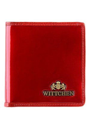 Rote Lederbörse mit glänzender Oberfläche, goldfarbener "Wittchen"-Logo und sichtbaren Nähten entlang der Kanten. Kompaktes, bi-fOld-Design.