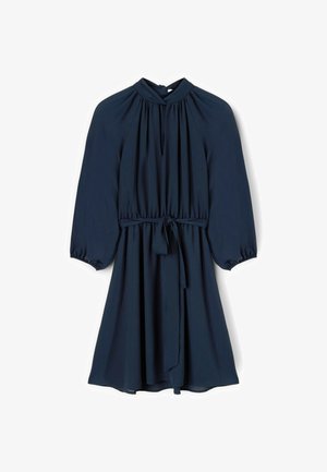 Robe bleu marine avec un col haut, tissu froncé, manches bouffantes 3/4 et une ceinture à nouer à la taille, réalisée en tissu lisse.