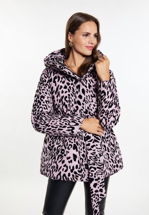 Růžová zateplená bunda s černými leopardími skvrnami, s kapucí, páskem v pase a dlouhými rukávy. Hladká textura a neformální design.