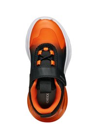 Scarpa sportiva nera e arancione con una tomaia liscia, dettagli texturizzati, lacci e una suola arancione traslucida. Marchio Geox sul lato.