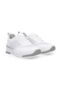 Weiße Sportschuhe mit perforiertem Lederdesign, grauen Gummiakzenten an der Sohle und flachen Schnürsenkeln für einen bequemen Sitz.