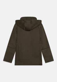 Mørkeolivengrøn hættetrøje med rummelig hætte, lange ærmer og teksturerede paneler i siderne. Blødt stof med en glat finish.